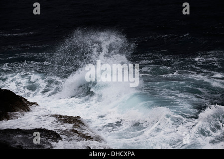 Kroatien, Mittelmeer, Meer, Brandung am Ufer Stockfoto