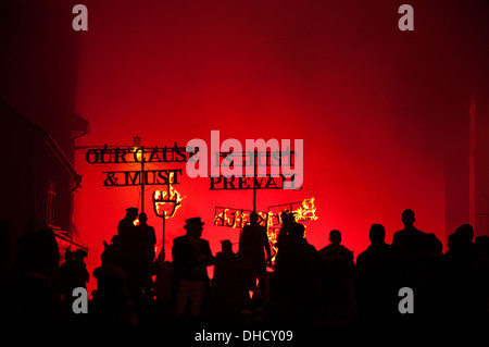 Lewes, Sussex. Bonfire Night 5. November 2013. Silhouette Feiernden mit Schilder mit der Aufschrift "unsere Sache ist gerecht und muss sich durchsetzen". Stockfoto