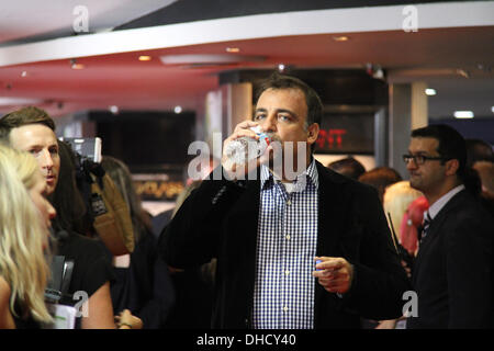 Event-Kinos, George Street, Sydney, Australien. Johnny Knoxville "Irving Zisman" und Produzent Derek Freda besucht den roten Teppich special screening von Jackass präsentiert: schlechte Opa. Im Bild ist Produzent Derek Freda einige Trinkwasser wie er auf dem roten Teppich ankommt. Copyright Credit: 2013 Richard Milnes/Alamy Live-Nachrichten. Stockfoto