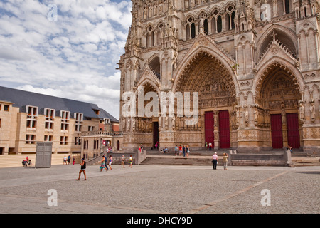 Die Westfassade des Amiens Kathedrale Notre-Dame. Es wurde 1981 zum UNESCO-Weltkulturerbe erklärt. Stockfoto