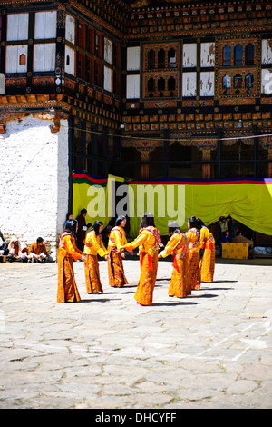 Thangbi Mani Tsechu Festivals, Thankabi Dzong, maskierte Tänzer, Mönche, bunte Zuschauer, Chokor Tal, Bumthang, Ost Bhutan Stockfoto