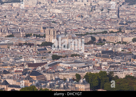 Blick hinunter auf die Stadt Paris vom Tour Montparnasse. Sehenswürdigkeiten wie die Kathedrale Notre Dame de Paris zu sehen. Stockfoto