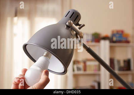 Ändern einer normalen Glühbirne für zu Hause führte Hand Stockfoto