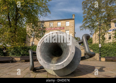 Eine große Kanne Denkmal der Kunst im öffentlichen Raum auf dem Marktplatz im Zentrum von Ramsbottom Stockfoto