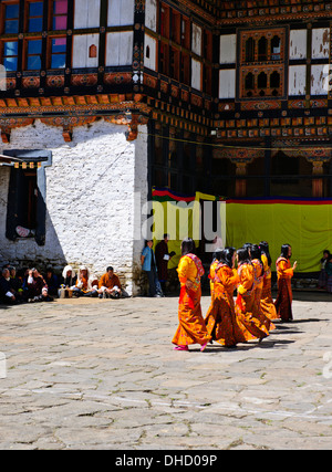 Thangbi Mani Tsechu Festivals, Thankabi Dzong, maskierte Tänzer, Mönche, bunte Zuschauer, Chokor Tal, Bumthang, Ost Bhutan Stockfoto