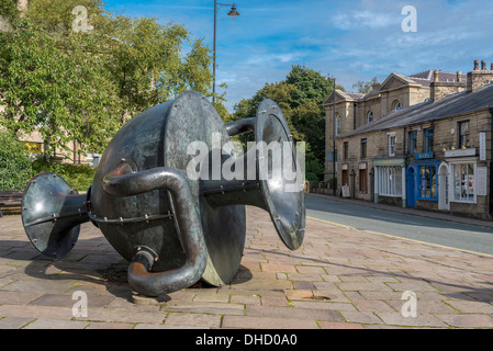 Eine große Kanne Denkmal der Kunst im öffentlichen Raum auf dem Marktplatz im Zentrum von Ramsbottom Stockfoto