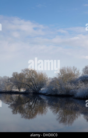Der Fluß Yare am Surlingham an einem Wintertag in den Norfolk Broads Stockfoto