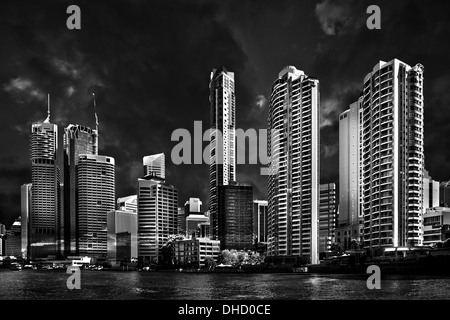 Ein schwarz / weiß und Farbe Fotographie auf die Business-Skyline in Brisbane, Australien. Gedreht wurde am späten Abend so zeigt eine meiner Stockfoto