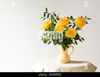 Gelbe Rosen in Vase, Blume noch Leben. Stockfoto