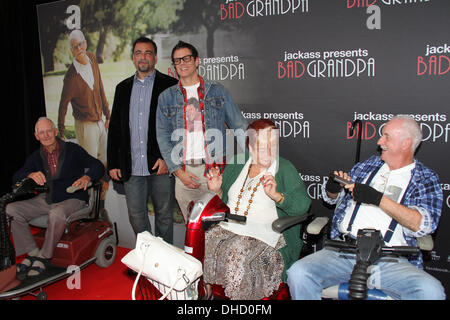 Event-Kinos, George Street, Sydney, Australien. Johnny Knoxville "Irving Zisman" und Produzent Derek Freda besucht den roten Teppich special screening von Jackass präsentiert: schlechte Opa. Copyright Credit: 2013 Richard Milnes/Alamy Live-Nachrichten. Stockfoto