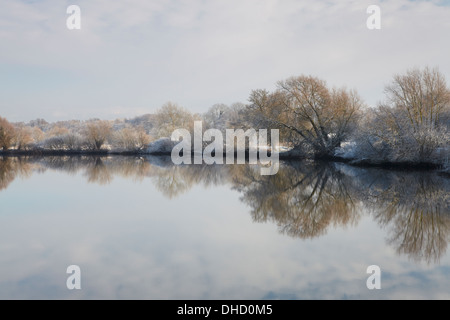 Der Fluß Yare am Surlingham an einem Wintertag in den Norfolk Broads Stockfoto