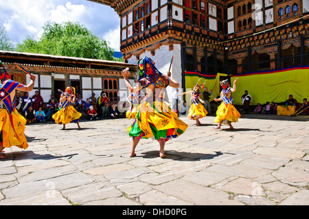 Thangbi Mani Tsechu Festivals, Thankabi Dzong, maskierte Tänzer, Mönche, bunte Zuschauer, Chokor Tal, Bumthang, Ost Bhutan Stockfoto