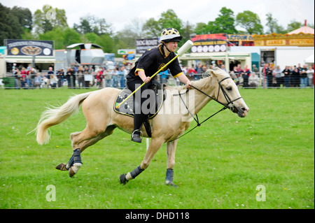 Ein Teilnehmer im Mounted Games statt auf Broadlands, Romsey, Hampshire, Großbritannien. Stockfoto