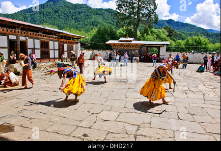 Thangbi Mani Tsechu Festivals, Thankabi Dzong, maskierte Tänzer, Mönche, bunte Zuschauer, Chokor Tal, Bumthang, Ost Bhutan Stockfoto