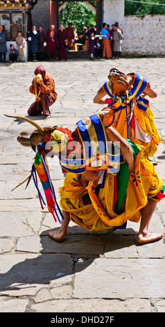 Thangbi Mani Tsechu Festivals, Thankabi Dzong, maskierte Tänzer, Mönche, bunte Zuschauer, Chokor Tal, Bumthang, Ost Bhutan Stockfoto