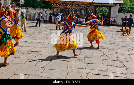 Thangbi Mani Tsechu Festivals, Thankabi Dzong, maskierte Tänzer, Mönche, bunte Zuschauer, Chokor Tal, Bumthang, Ost Bhutan Stockfoto