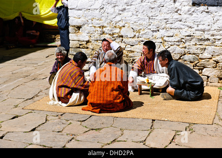 Thangbi Mani Tsechu Festivals, Thankabi Dzong, maskierte Tänzer, Mönche, bunte Zuschauer, Chokor Tal, Bumthang, Ost Bhutan Stockfoto