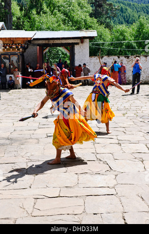 Thangbi Mani Tsechu Festivals, Thankabi Dzong, maskierte Tänzer, Mönche, bunte Zuschauer, Chokor Tal, Bumthang, Ost Bhutan Stockfoto