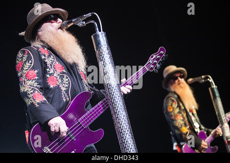 London, Ontario, Kanada. 6. November 2013. Dusty Hill, links und Billy Gibbons der Houston Texas-Rock/Blues-Band ZZ Top durchführen. Die Band, die bekannt für ihre legendären Bärte wurde Musizieren und seit 1969. Die Band wurde 2004 in die Rock And Roll Hall Of Fame aufgenommen. © Mark Spowart/Alamy Live-Nachrichten Stockfoto