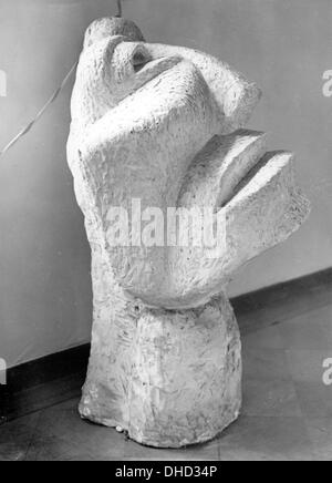 Ein nationalsozialistisches Propagandafilm zeigt die Skulptur „Large Head (The New man)“ von Otto Freundlich auf der Degenerate Art Exhibition im neuen Departement der Nationalgalerie in Berlin, Deutschland, am 24. Februar 1938. Der zeitgenössische Originaltitel lautet: "Die erfolgreiche Ausstellung Degenerate Art" jetzt auch in Berlin. "Der Neue Mann", dargestellt vom Juden Otto Freundlich. Fotoarchiv für Zeitgeschichte / DATEI - KEIN KABELSERVICE - Stockfoto