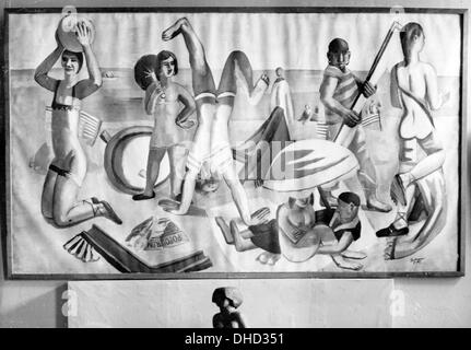 Ein NS-Propaganda-Bild zeigt das Gemälde "The Beach" von Max Beckmann in der entartete Kunstausstellung in der neuen Abteilung der Nationalgalerie in Berlin, Deutschland, 24. Februar 1938. Die zeitgenössische Originale Bildunterschrift lautet: "Dies ist, wie der Maler vorgestellt fröhliche Leben am Strand... ein Bild, das auf dem Display in der Ausstellung"Entartete Kunst". Die Ausstellung ist in die Hauptstadt der Recih nach dem beispiellosen Erfolg in München! In dieser lehrreichen Ausstellung kann man anschauen, was früher als Kunst zu schätzen. " Foto: Berliner Verlag / Datei - kein Draht-SERVICE Stockfoto