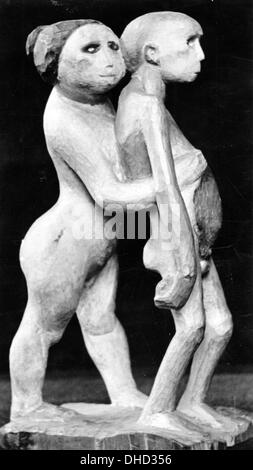 Ein undatiertes nationalsozialistisches Propagandafilm zeigt die Statue „Joseph and Potiphars Frau“ (auch bekannt als „Adam and Eve“) von Eugen Hoffmann auf der Ausstellung „Degenerate Art“ um 1937/1983. Fotoarchiv für Zeitgeschichte / DATEI - KEIN KABELSERVICE - Stockfoto