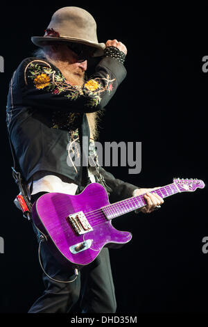 London, Ontario, Kanada. 6. November 2013. Billy Gibbons von Houston Texas Rock/Blues-Band ZZ Top führt. Die Band, die bekannt für ihre legendären Bärte wurde Musizieren und seit 1969. Die Band wurde 2004 in die Rock And Roll Hall Of Fame aufgenommen. © Mark Spowart/Alamy Live-Nachrichten Stockfoto