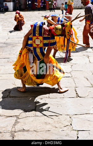 Thangbi Mani Tsechu Festivals, Thankabi Dzong, maskierte Tänzer, Mönche, bunte Zuschauer, Chokor Tal, Bumthang, Ost Bhutan Stockfoto