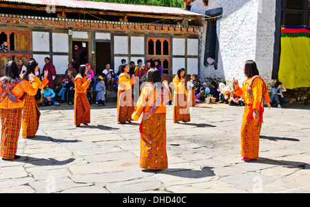 Thangbi Mani Tsechu Festivals, Thankabi Dzong, maskierte Tänzer, Mönche, bunte Zuschauer, Chokor Tal, Bumthang, Ost Bhutan Stockfoto