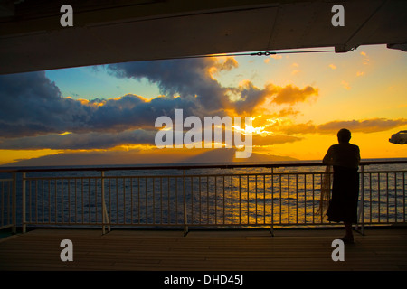 Sonnenuntergang vom Deck eines Kreuzfahrtschiffes. Stockfoto