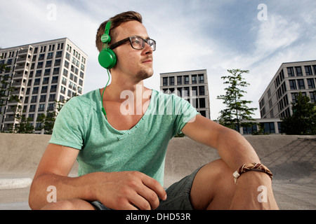 Deutschland, Bayern, München, junger Mann, Musik hören Stockfoto