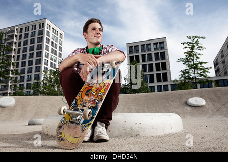 Deutschland, Bayern, München, junger Mann mit skateboard Stockfoto