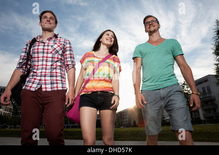 Deutschland, Bayern, München, Freunde zu Fuß in die Stadt Stockfoto