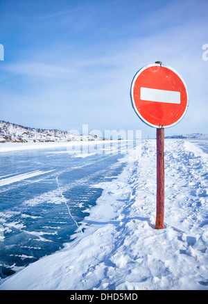 Verkehr auf dem Baikal Eis zu unterzeichnen Stockfoto