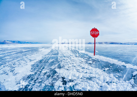 Stop Verkehrszeichen am Baikal Stockfoto