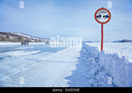 Verkehr auf dem Baikal Eis zu unterzeichnen Stockfoto