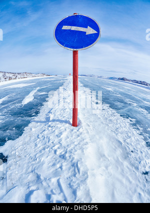 Verkehr auf dem Baikal Eis zu unterzeichnen Stockfoto