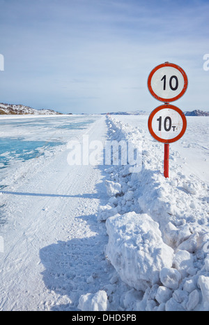 Verkehr auf dem Baikal Eis zu unterzeichnen Stockfoto