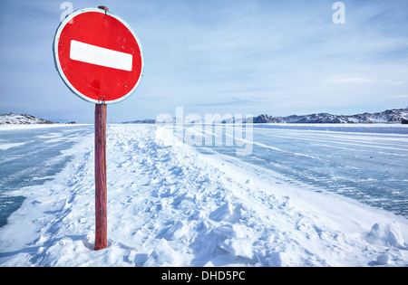 Verkehr auf dem Baikal Eis zu unterzeichnen Stockfoto