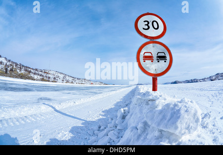 Verkehr auf dem Baikal Eis zu unterzeichnen Stockfoto