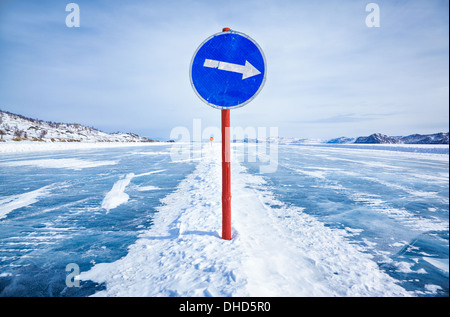 Verkehr auf dem Baikal Eis zu unterzeichnen Stockfoto