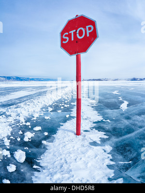 Stop Verkehrszeichen am Baikal Stockfoto