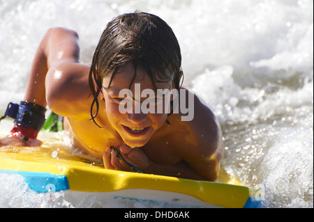 Boybody Boarding im Meer am Strand in Bidart an der französischen Atlantikküste Stockfoto