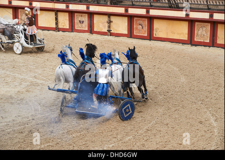 Nachstellung der Roman Chariot Race im Amphitheater von Puy Du Fou France Stockfoto