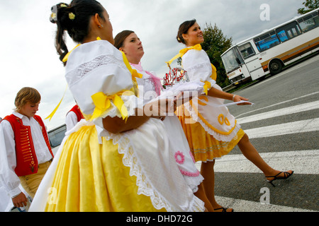 Menschen, Frauen in Trachten auf einer Wallfahrt nach Zarosice, Südmähren, Tschechische Republik, Europa Stockfoto