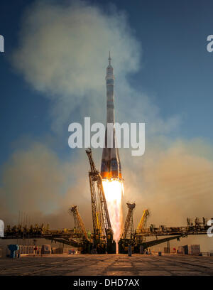 Die Sojus TMA - 11M-Rakete ist mit Expedition 38 Sojus Commander Mikhail Tyurin von Roskosmos, Flight Engineer Rick Mastracchio der NASA und Flugingenieur Koichi Wakata der Japan Aerospace Exploration Agency an Bord, am Weltraumbahnhof Baikonur in Kazakhsta am 7. November 2013 ins Leben gerufen. Tyurin, Mastracchio, und Wakata verbringen die nächsten sechs Monate an Bord der internationalen Raumstation ISS. Obligatorische Credit: Bill Ingalls / NASA über CNP Stockfoto