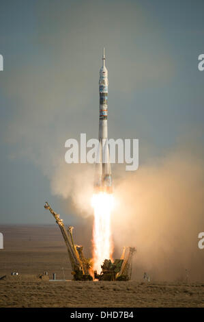 Weltraumbahnhof Baikonur in Kasachstan. 7. November 2013. Die Sojus TMA - 11M-Rakete ist mit Expedition 38 Sojus Commander Mikhail Tyurin von Roskosmos, Flight Engineer Rick Mastracchio der NASA und Flugingenieur Koichi Wakata der Japan Aerospace Exploration Agency an Bord, am Weltraumbahnhof Baikonur in Kasachstan am 7. November 2013 ins Leben gerufen. Tyurin, Mastracchio, und Wakata verbringen die nächsten sechs Monate an Bord der internationalen Raumstation ISS. Obligatorische Credit: Bill Ingalls / NASA über CNP/Alamy Live-Nachrichten Stockfoto