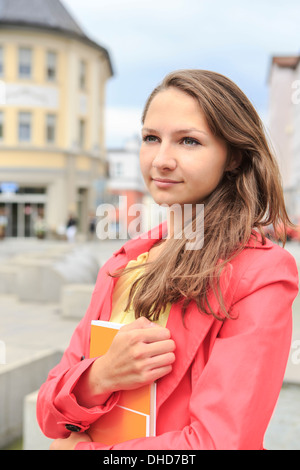 Deutschland, Thurinigia, Sonneberg, Brünette Teenager-Mädchen in rosa Mantel im freien Stockfoto