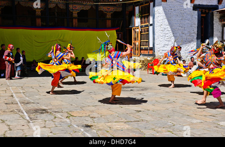 Thangbi Mani Tsechu Festivals, Thankabi Dzong, maskierte Tänzer, Mönche, bunte Zuschauer, Chokor Tal, Bumthang, Ost Bhutan Stockfoto