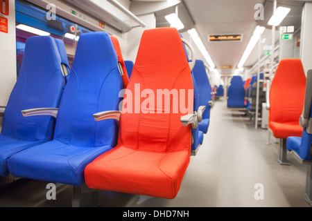 Fahrgastsitze in einen leeren Zug. Stockfoto